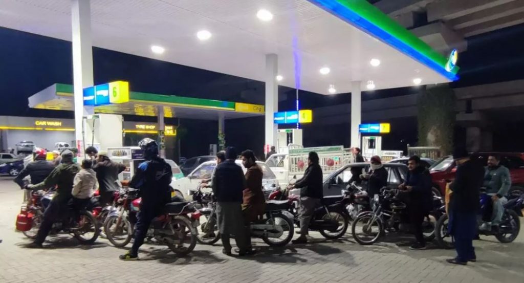 Pakistan Oil crisis after blackout and inflation, now petrol is over !