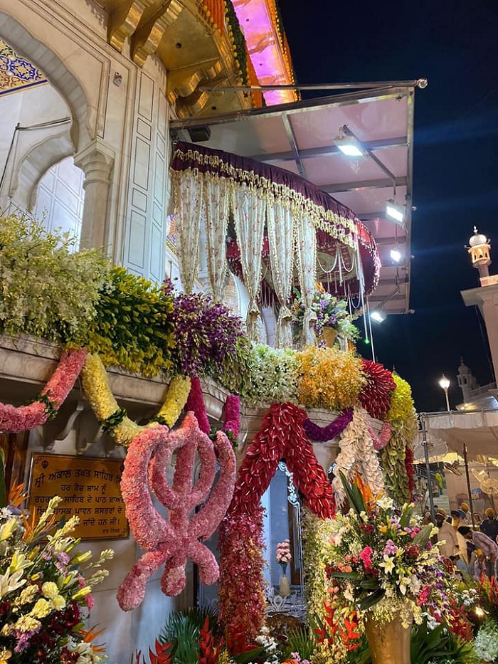 Sri Harmandir Sahib decorated with 25 tons of flowers on the